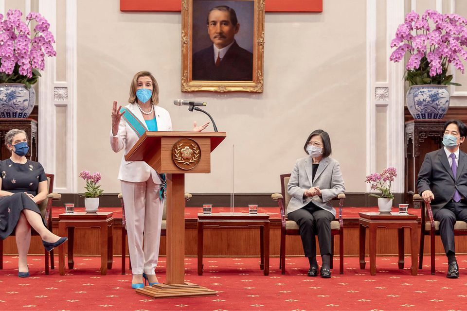 Ein symbolträchtiger Auftritt der amerikanischen Spitzenpolitikerin Nancy Pelosi im Amtssitz der taiwanischen Präsidentin Tsai Ing-wen.