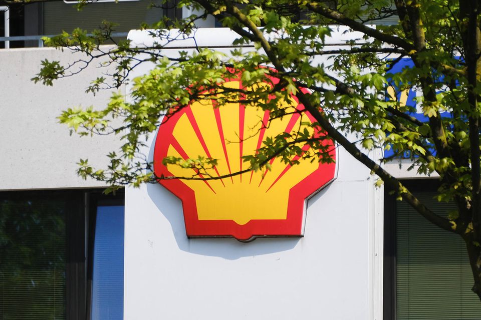 Shell, der größte Ölkonzern Europas, verzeichnete im zweiten Quartal 2022 ganze 17,6 Mrd. Euro Gewinn – und damit fünfmal so viel wie im zweiten Quartal 2021. Zum Vergleich: Von April bis Juni 2021 waren es 3,3 Mrd. Euro. Dieser Ansprung lag vor allem an höheren Preisen und Raffineriemargen. Auch bessere Ergebnisse im Gas- und Stromhandel trugen ihren Teil zu dem Ergebnis bei.