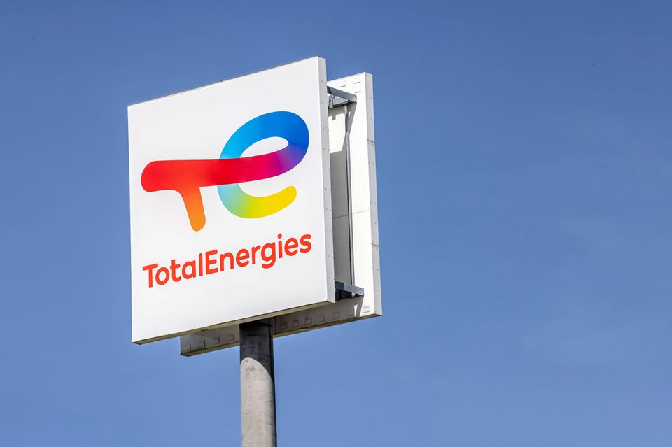 Total Auch der französische Energiekonzern Total konnte im zweiten Quartal deutlich mehr Gewinn machen. TotalEnergies verzeichnete 5,7 Milliarden Dollar, im vergangenen Jahr waren es noch 2,2 Milliarden Dollar. Bemerkenswert: TotalEnergies verzeichnete den Gewinnsprung trotz einer erneuten Abschreibung auf einen Anteil an einem russischen Gasproduzenten.