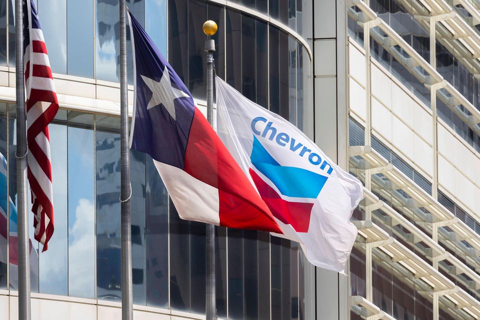 Chevron, einer der größten Ölkonzerne weltweit, verzeichnete für von April bis Juni umgerechnet 11,4 Euro an Gewinn. Im Vorjahr belief sich die Summe auf weniger als ein Drittel – umgerechnet rund 3 Mrd. Euro – für das gesamte Halbjahr.
