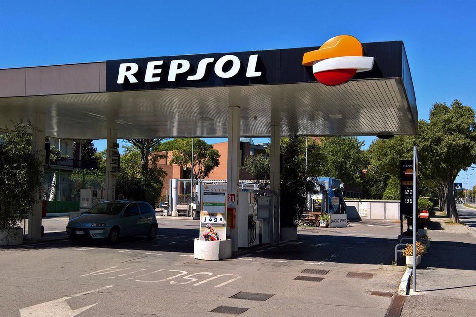 Repsol Der spanische Ölkonzern Repsol profitierte im ersten Halbjahr von steigenden Ölpreisen. Im ersten Halbjahr verzeichnete der Konzern 2,5 Milliarden Euro, etwa doppelt so viel wie im ersten Halbjahr des Jahres zuvor. Das lag vor allem am Buchwert der Vorräte, die Repsol als strategische Reserve in Spanien lagert.