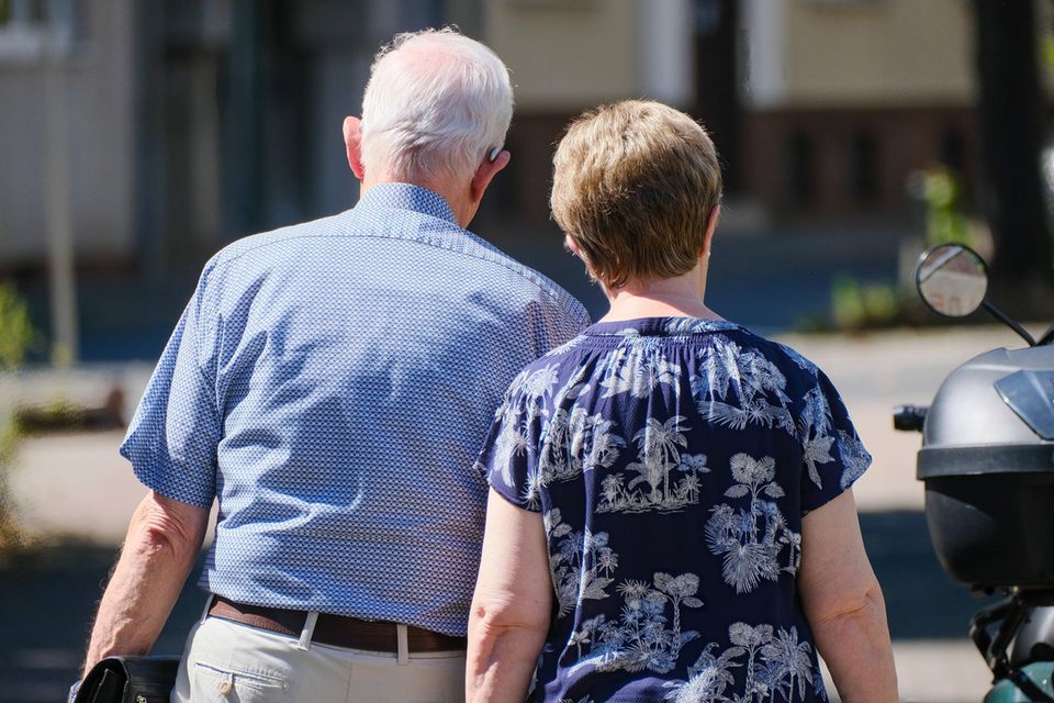Zwei Rentner beim Einkauf