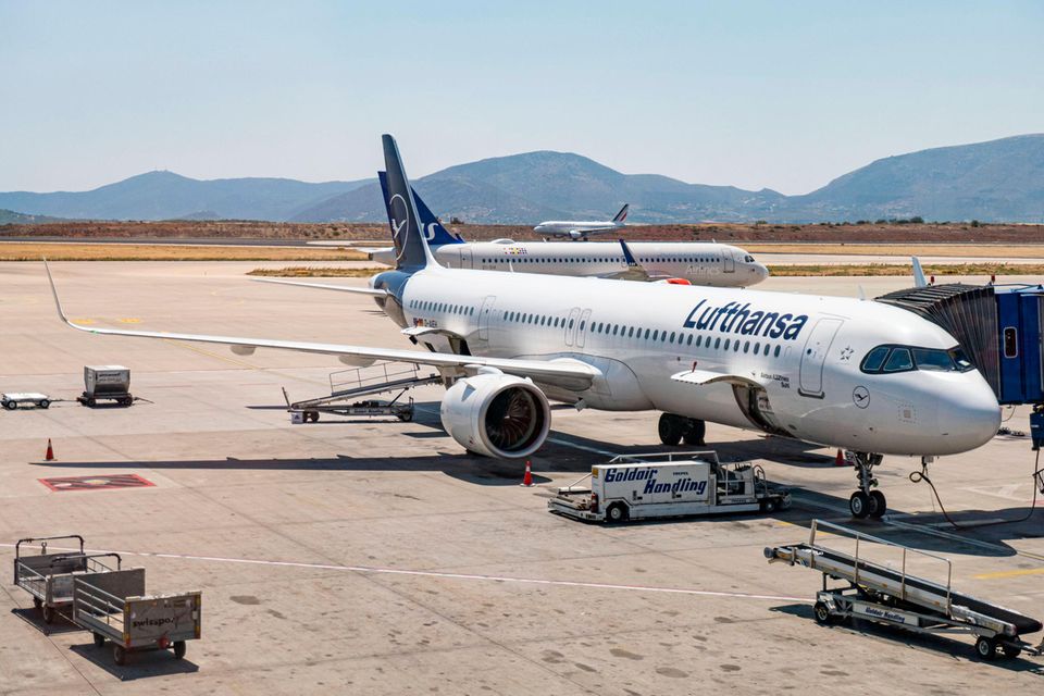 Eine A321neo-Maschine der Lufthansa am Flughafen Athen. Der Betrieb von Deutschlands größter Airline läuft wieder auf 80 Prozent des Vor-Corona-Niveaus. Die Aktie notiert allerdings 40 Prozent darunter