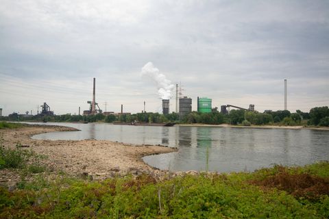 Blick auf den Rhein am ThyssenKrupp Standort in Duisburg