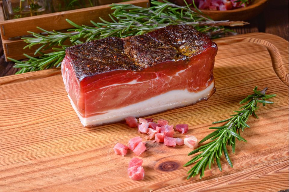 #6 Österreich Tiroler Speck auf einem Holzbrettchen