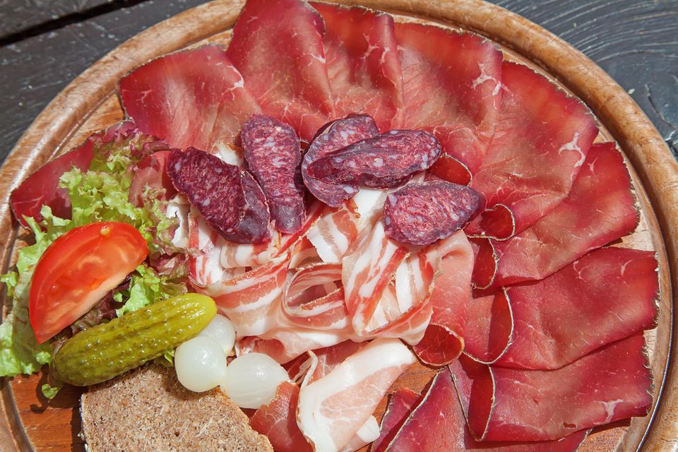 #1 Schweiz Ein Teller mit Wurst und Speckscheiben