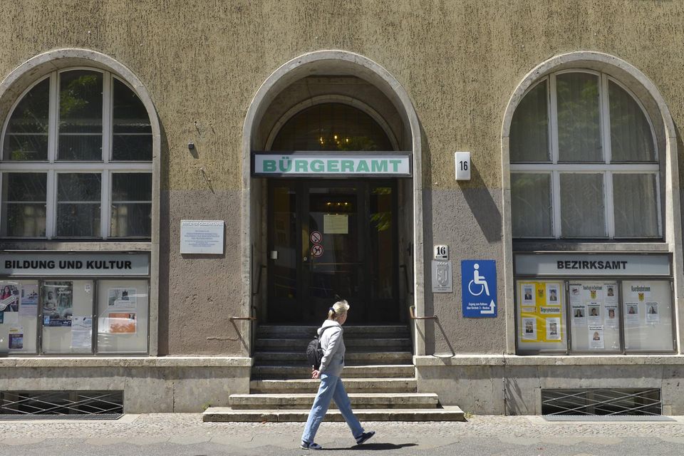 #8 Öffentliche Verwaltung Der öffentliche Dienst sucht Fachkräfte und setzt dabei unter anderem auf bessere Vereinbarkeit von Familie und Beruf. Die öffentliche Verwaltung belegte mit einem Homeoffice-Anteil von 36 Prozent Platz acht des Rankings. Destatis verzeichnete 2021 unter allen Erwerbstätigen einen neuen Höchstwert von 24,8 Prozent. Er lag damit in Zeiten von Hygieneregeln und Homeoffice-Pflicht fast doppelt so hoch wie vor der Pandemie (2019: 12,8 Prozent)