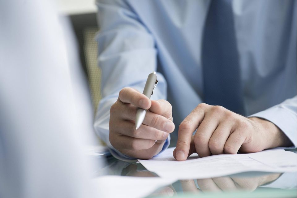 Der Kundenkontakt lässt sich bei Versicherungen besonders leicht ins Homeoffice verlegen. Genau zwei von drei Beschäftigten bei Versicherungen, Rückversicherern und Pensionskassen arbeitete den Angaben zufolge 2021 von zu Hause aus
