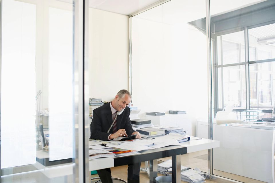 Auch Unternehmensberater haben 2021 die Vorzüge und Nachteile des Homeoffice kennengelernt. Der Bereich „Unternehmensführung, -verwaltung, -beratung“ belegte mit 71 Prozent den zweiten Platz im bundesweiten Homeoffice-Ranking. Eine Branche konnte dies noch deutlich übertreffen