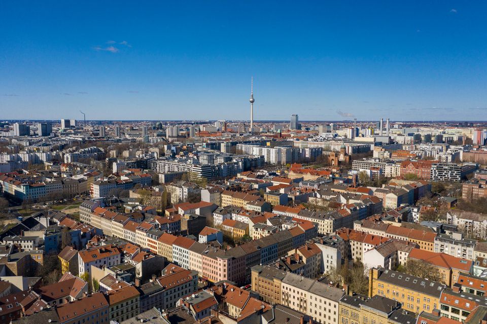 Eine Luftansicht von Berlin-Kreuzberg mit dem Fernsehturm am Horizont