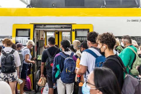 Fahrgäste steigen in einen Zug am Stuttgarter Bahnhof