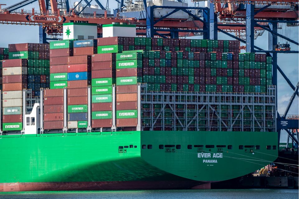 Containerschiff der Reederei Evergreen im Hafen von Rotterdam