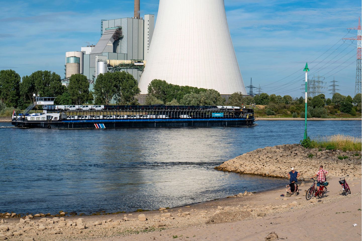 Niedrigwasser: In der Nähe des Kohlekraftwerks Walsum ist die Rheinschifffahrt nur mit verringerter Ladung und Geschwindigkeit unterwegs.