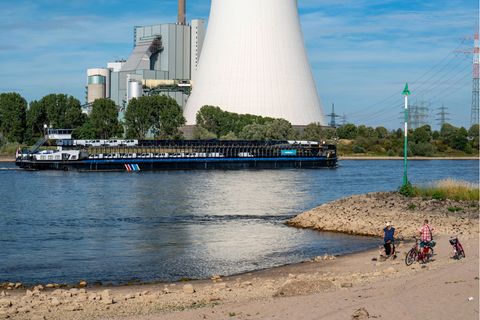 Niedrigwasser: In der Nähe des Kohlekraftwerks Walsum ist die Rheinschifffahrt nur mit verringerter Ladung und Geschwindigkeit unterwegs.