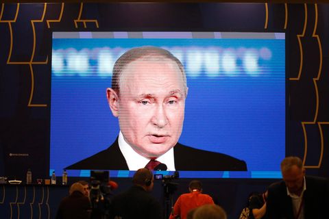 Wladimir Putin auf einem großen Bildschirm