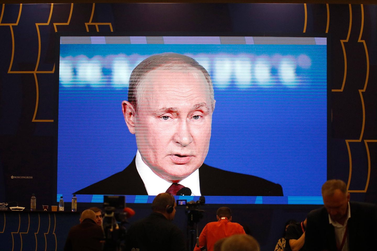 Wladimir Putin auf einem großen Bildschirm
