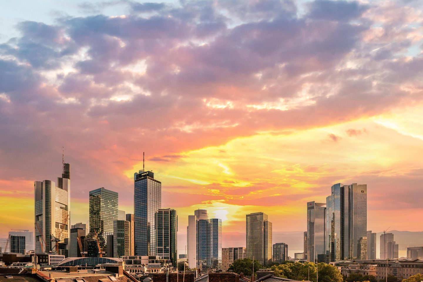 Die Skyline von Frankfurt am Main bei Sonnenuntergang
