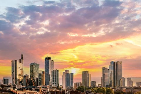 Die Skyline von Frankfurt am Main bei Sonnenuntergang