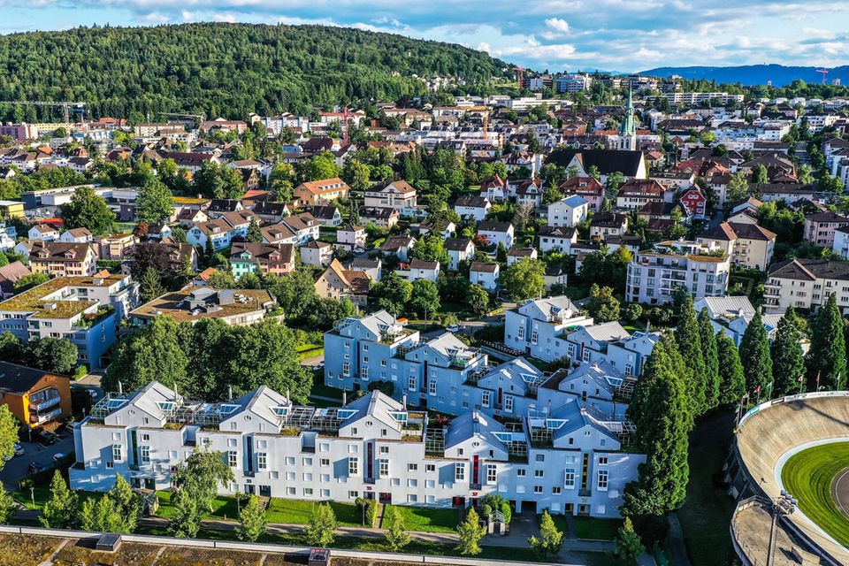 Luftansicht von Zürich mit bewaldeten Hügeln am Horizont