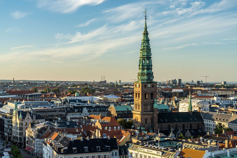 Blick über die Dächer von Kopenhagen mit dem Turm der früheren St. Nikolaus Kirche