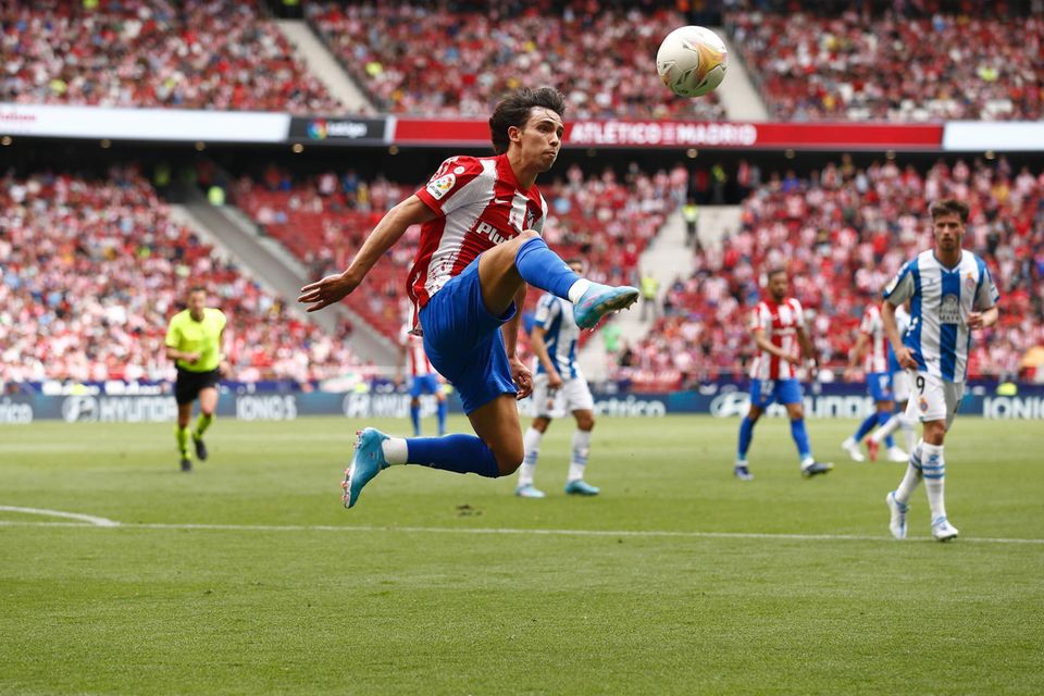 João Félix in der Luft vor einem Kopfball