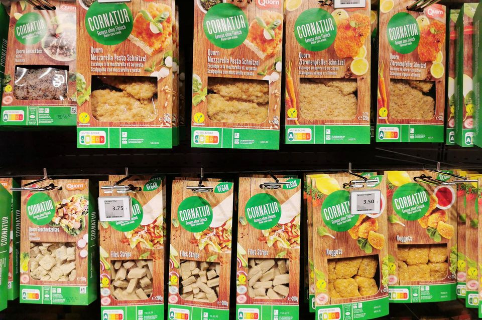 Vegane Ersatzprodukte hänge in einem Supermarktregal