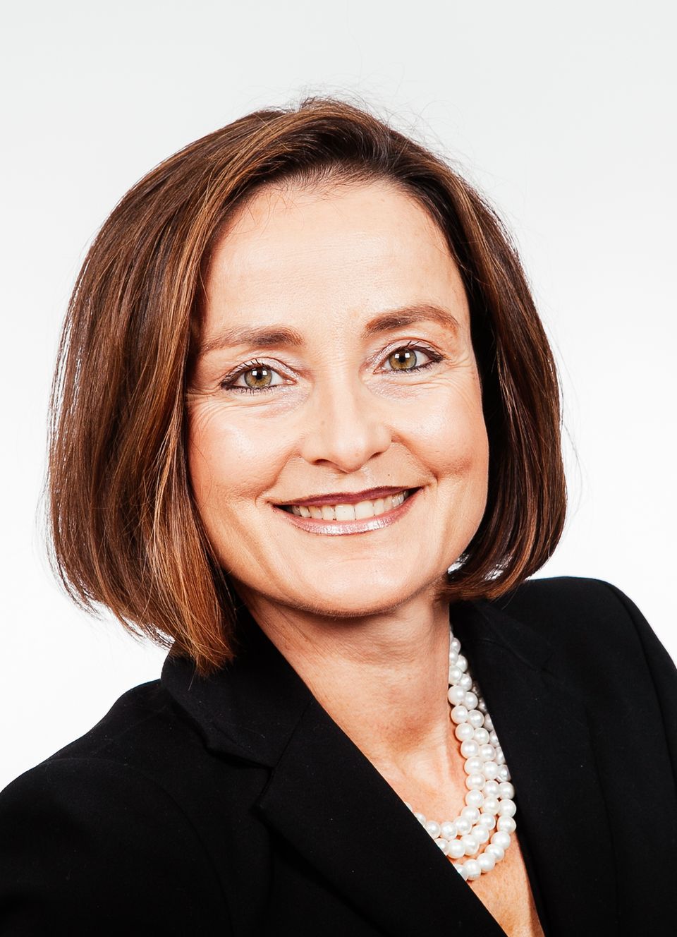 Bettina Wirmer-Donos ist Rechtsanwältin und Partnerin bei der Anwaltskanzlei FPS in Frankfurt und ist spezialisiert auf sämtliche Aspekte des Legal Real Estate Asset Managements. Sie berät bei der Gestaltung von Mietverträgen, Bau- und Planerverträgen und Asset-Managementverträgen und berät Unternehmen bei Erwerb, Veräußerung und Strukturierung von Immobilienportfolien