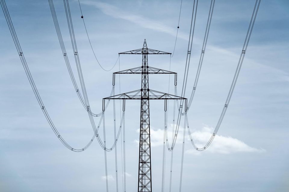 Strommast vor blauem Himmel