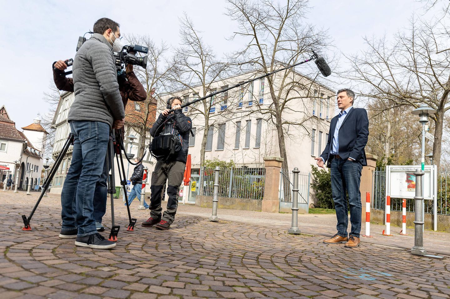 Dieburger Bürgermeister Frank Haus (parteilos) gibt den Hessischen Rundfunk ein Interview