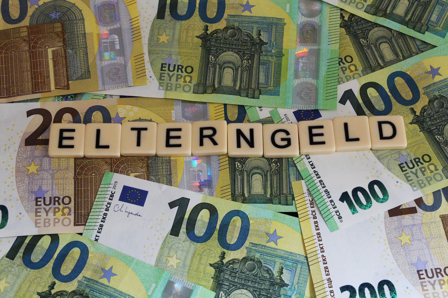 Wer sein Kind selbst versorgt und dafür bei der Arbeit kürzertritt, soll mit dem Elterngeld einen Ausgleich für den Verdienstausfall erhalten