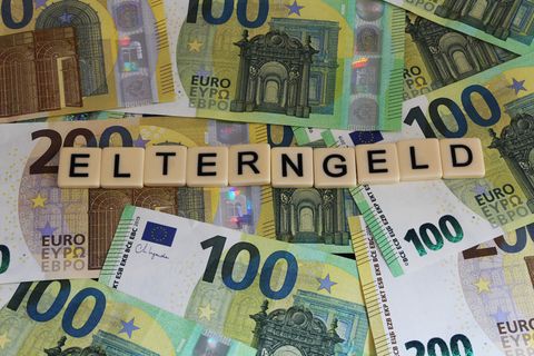 Wer sein Kind selbst versorgt und dafür bei der Arbeit kürzertritt, soll mit dem Elterngeld einen Ausgleich für den Verdienstausfall erhalten