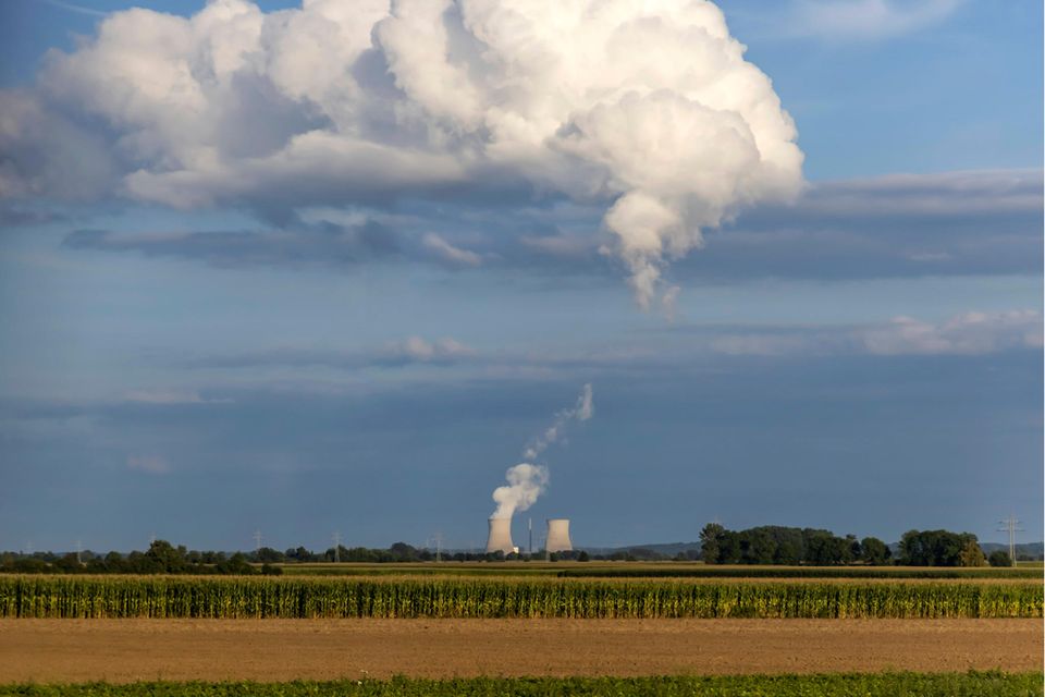 Wolken über den Kernkraftwerk Grundremmingen, das RWE und E.ON gehört. Block B wurde infolge des Atomausstiegs 2017 vom Netz genommen, so dass nur noch Block C in Betrieb ist