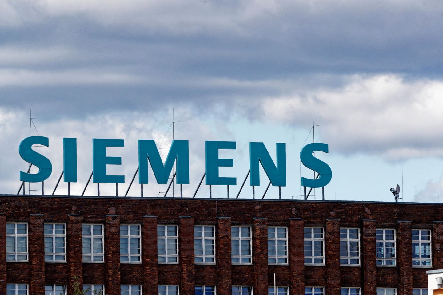 Siemensschirftzug auf der Wand eines Werks in Berlin