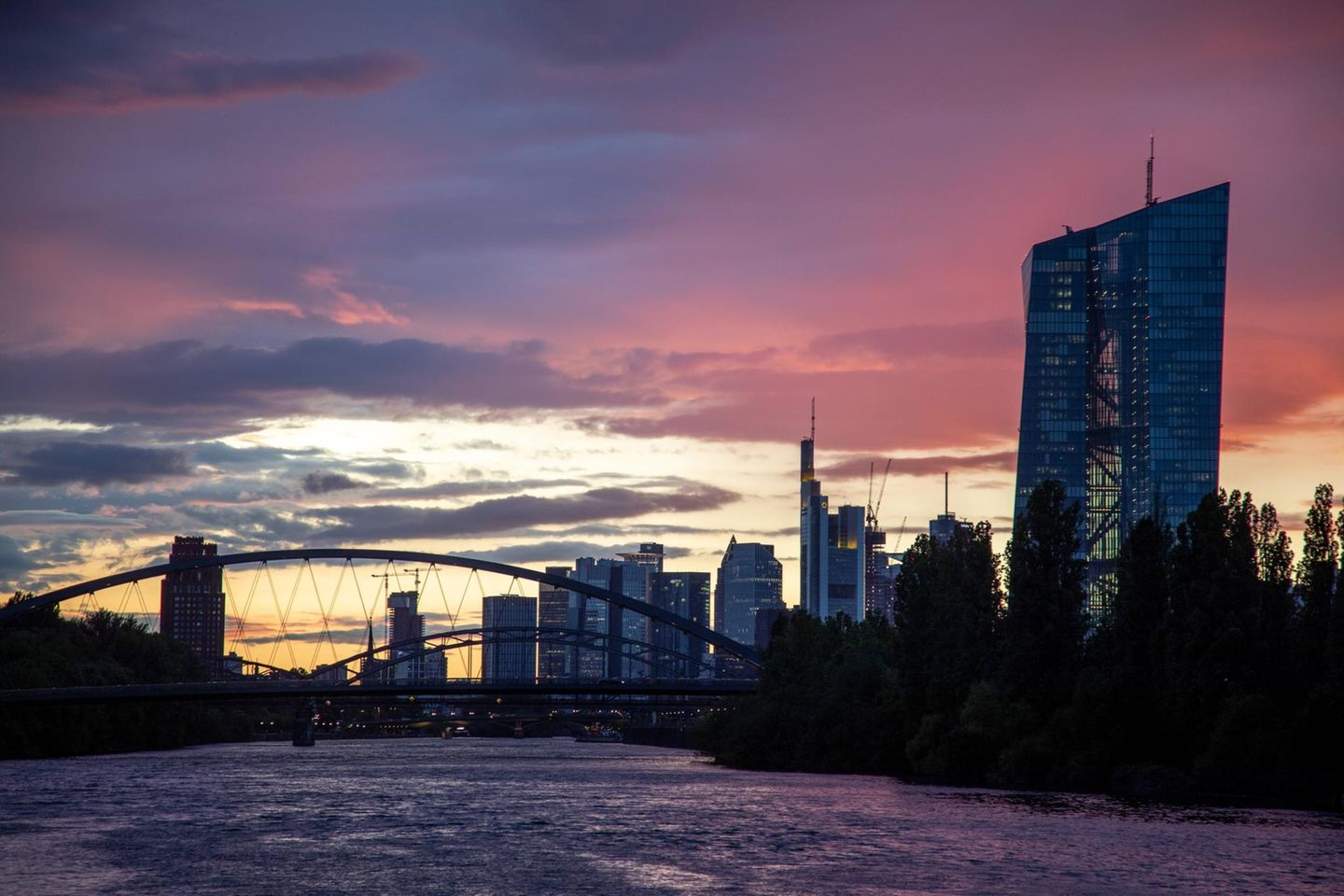 Die Frankfurter Bankenskyline. Die Kreditinstitute hätten gerne ihren Anteil am 2,3 Mrd. Euro schweren Bankenrettungsfond