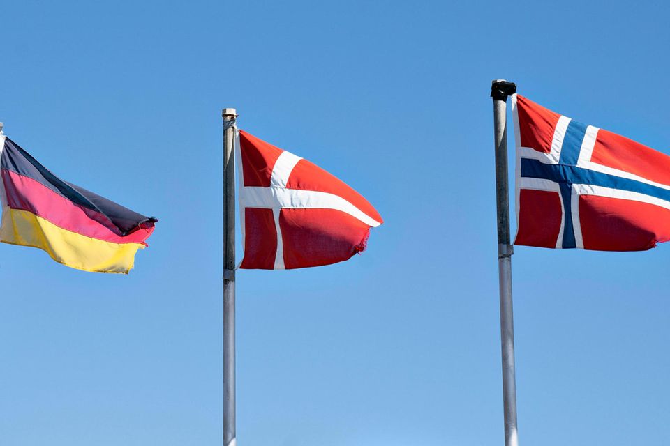 Skandinavien rangiert in der Gunst deutscher Auswanderer ziemlich weit oben. Anfang 2021 hatten jeweils 26.000 Bundesbürger ihren Wohnsitz in Dänemark oder Norwegen, wie das Statistische Bundesamt (Destatis) unter Berufung auf Daten von Eurostat mitteilte. Damit teilten sich die beiden Länder unter den beliebtesten Destinationen in Europa Platz neun.