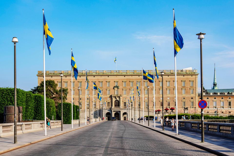 Schweden lag mit 29.000 deutschen Auswanderern in Nordeuropa knapp vorn. Europaweit sogar für Platz zwei reichte es bei der Zahl der Deutschen, die auch die Staatsangehörigkeit ihres Gastlandes angenommen haben. Das taten den Angaben zufolge 2020 in Schweden gut 1400 Bundesbürger.