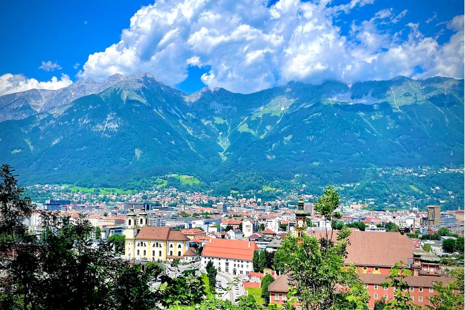 Pflegekräfte oder auch Piloten finden häufig in Österreich bessere Arbeitsbedingungen vor als in Deutschland. Das und fehlende Sprachbarrieren machte unser Nachbarland Anfang 2021 zur Nummer zwei unter deutschen Auswanderern. 209.000 Bundesbürger hatten dort laut Destatis ihren Wohnsitz. Das waren 8700 Personen beziehungsweise vier Prozent mehr als im Vorjahr. Mit diesem Anstieg konnte Österreich die Nummer eins dieses Rankings schlagen.