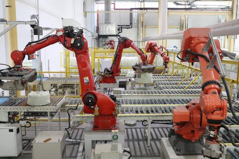 Roboterarme an einer Fertigungsstraße in einer chinesischen Fabrik