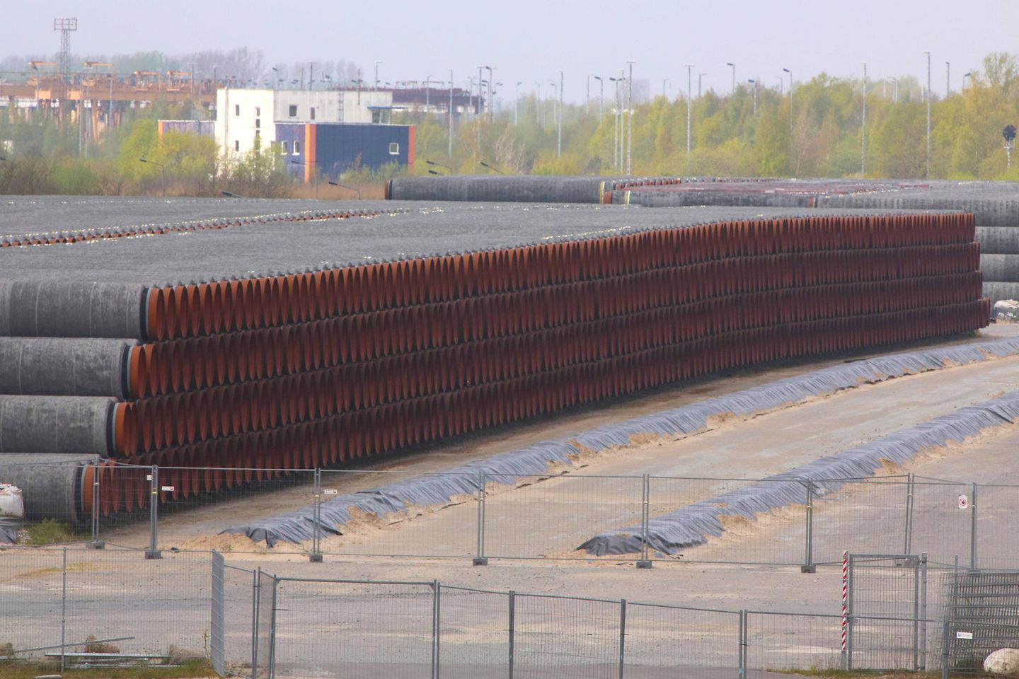 Blick auf Rohre für die Ostsee-Pipeline Nord Stream 2 im Fährhafen Sassnitz Mukran (Landkreis Vorpommern Rügen). Die Pipeline sollte einmal eine jährliche Kapazität von 55 Milliarden Kubikmetern haben und damit rund 26 Millionen Haushalte versorgen.
