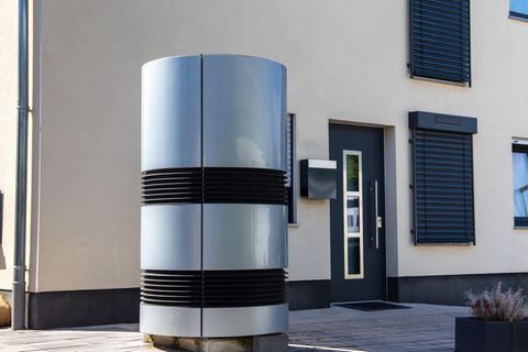 Luft- und Wasserwärmepumpe an einem neuen Wohnhaus