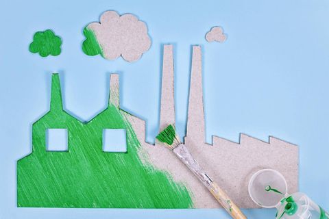 Greenwashing-Konzept mit einer grün gestrichenen Fabrik