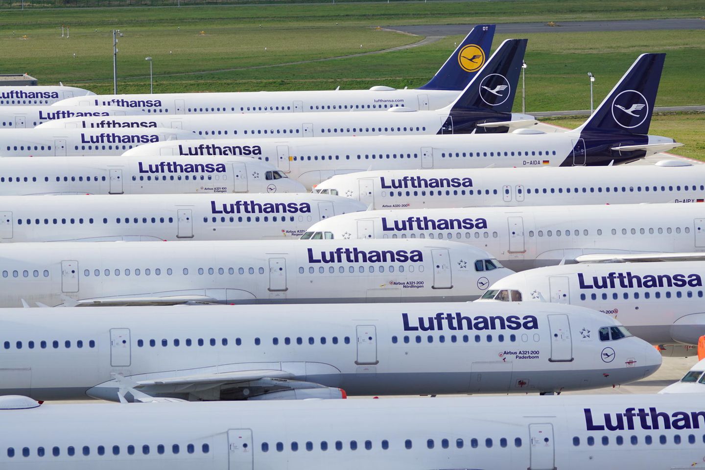 Am Flughafen Berlin-Brandenburg stehen geparkte Lufthansa-Maschinen