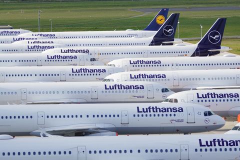 Am Flughafen Berlin-Brandenburg stehen geparkte Lufthansa-Maschinen