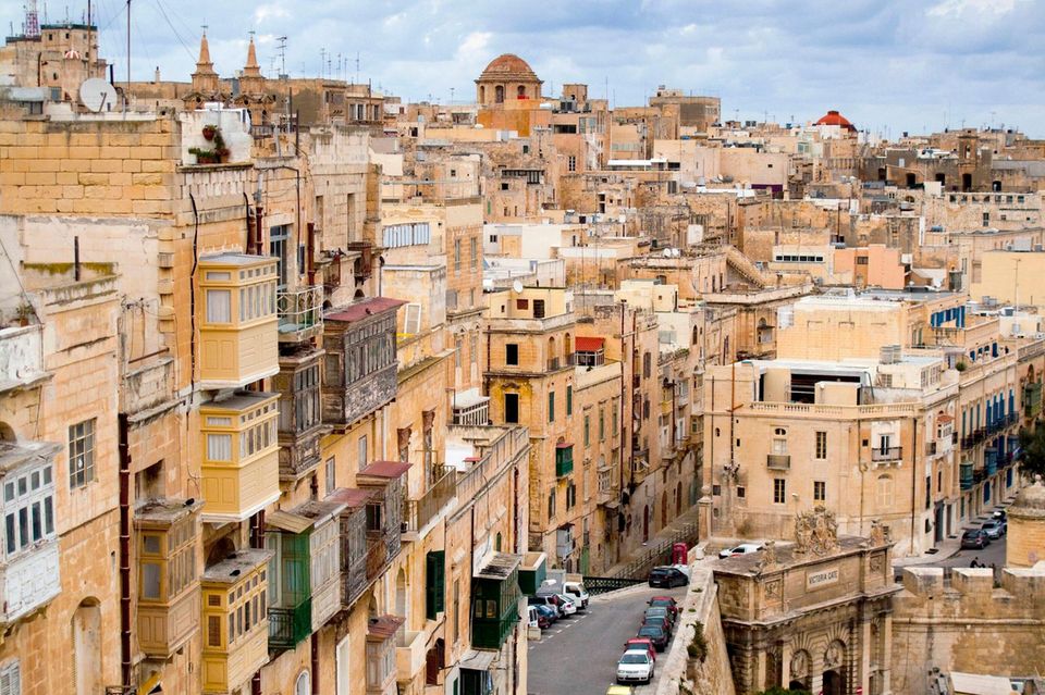 #10 Malta Malta ist wegen der Amtssprache Englisch für viele Menschen ein interessantes Auswandererziel. Dort lebende Expats können jedoch nur vom Umzug auf die Inselgruppe im Mittelmeer abraten. Sie wählten Malta in der Internations-Umfrage bei der Lebensqualität unter 52 Ländern auf Platz 49. Nur wenig besser schnitt die Republik mit Platz 43 bei den Expat Basics ab. Mehr als dreimal so viele Befragte als weltweit fanden es zum Beispiel schwer, in Malta ein Bankkonto zu eröffnen. Bei der Arbeit im Ausland landete Malta auf Rang 36 im Mittelfeld. Die beste Note gab es mit Platz 21 bei der Eingewöhnung.