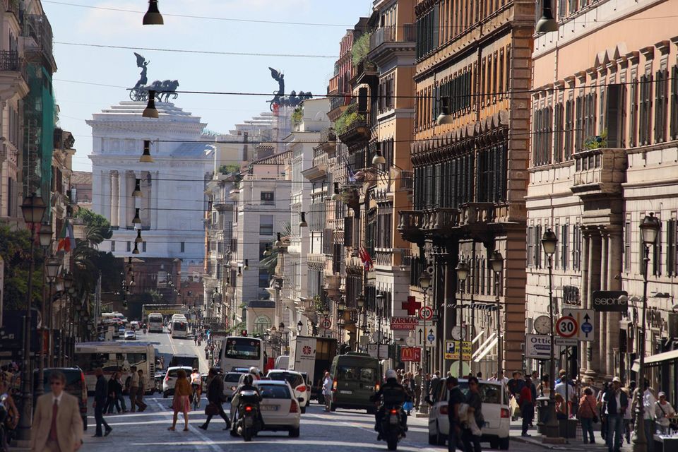 Der Traum vom Dolce Vita weicht laut Expats in Italien rasch der harschen Realität. Die Meinung mag hier je nach Region stark auseinandergehen. Im Allgemeinen aber reichte es für Italien im globalen Vergleich nur für Platz 47. Das Ergebnis war mitnichten ein Ausrutscher. Italien hatte im Vorjahr unter 52 Ländern Platz 44 belegt. Für ausländische Fachkräfte hapert es laut der Erhebung insbesondere beim Job. In dieser Hauptkategorie kam Italien nur auf den vorletzten Platz. Ein schlechter Arbeitsmarkt, geringe Bezahlung und mangelhafte Work-Life-Balance machten Expats zu schaffen. Jeder Dritte war mit seinen Finanzen unzufrieden und hatte Probleme, den Lebensunterhalt zu bestreiten. Selbst bei der Lebensqualität reichte es nur für den 33. Platz, unter anderem wegen der politischen Instabilität. Die attestierten 31 Prozent der Befragten ihrem Gastland (weltweit: 13 Prozent).