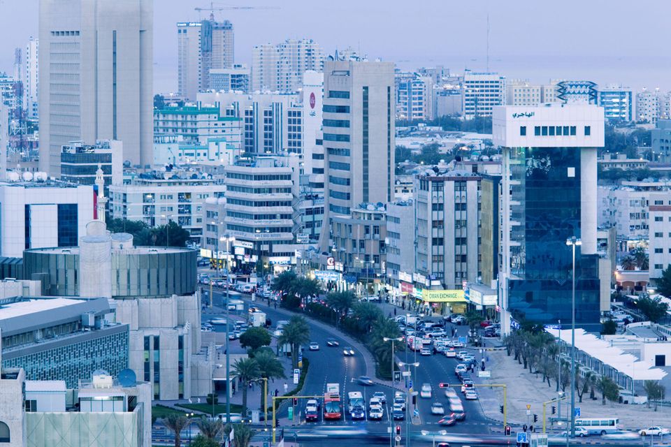 Mit Mexiko wurde der Sieger des Vorjahres erneut zur Nummer eins gekürt. Am anderen Ende der Skala sah es ähnlich aus. Kuwait erhielt laut InterNations erneut die schlechtesten Noten aller Länder, in denen mindestens 50 Mitglieder der Organisation an der Umfrage teilgenommen haben. Damit blieb das Emirat seinem schlechten Ruf unter Expats „treu“. Nirgendwo war laut der Erhebung die Eingewöhnung schwieriger und die Lebensqualität schlechter. „Etwa die Hälfte (49 Prozent) hat zudem den Eindruck, dass sie ihre Meinung nicht offen äußern können, mehr als das Dreifache des weltweiten Durchschnitts (15 Prozent)“, hieß es zu dem Emirat. Die Arbeitsbedingungen wurden von den Teilnehmern mit Platz 48 abgestraft. Einer der wenigen Lichtblicke war der entspannte Wohnungsmarkt in Kuwait. „Insgesamt sind nur 43 Prozent mit dem Leben in Kuwait zufrieden, verglichen mit 72 Prozent weltweit“, lautete das vernichtende Fazit.