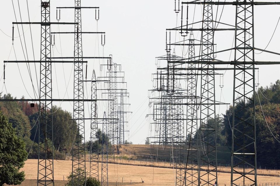 Nicht nur die Preise für Gas sind in den vergangenen Monaten durch die Decke gegangen, auch der Strompreis liegt mittlerweile etwa 1500 Prozent über dem Vorjahresniveau