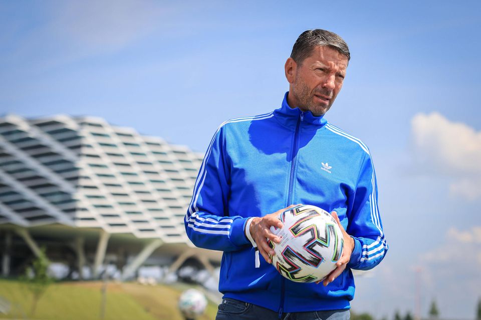 Kasper Rorsted im Adidas-Outfit mit einem Ball in der Hand