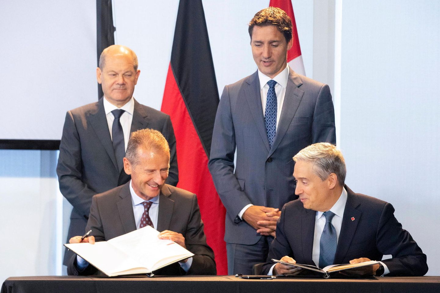 VW-Chef Herbert Diess (vorne links) unterzeichnete am Montag eine Absichtserklärtung mit dem kanadischen Wissenschafts-Minister François-Philippe Champagne (vorne rechts). Bundeskanzler Olaf Scholz und der kanadische Premierminister Justin Trudeau begleiteten den Termin