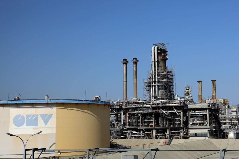 Prächtig geht es auch dem österreichischen Energieversorger OMV, dessen Tochtergesellschaft OMV Gas Marketing & Trading GmbH Ausgleichsansprüche als Gasimporteur in Deutschland angemeldet hat. Ob und in welcher Höhe Ansprüche bestehen und ob sie in Anspruch genommen werden, hängt dem Unternehmen zufolge von weiteren Prüfungen und Entscheidungen ab. Die börsennotierte Aktiengesellschaft hatte Ende Juli eine Verdoppelung von Umsatz und Gewinn im ersten Halbjahr im Vergleich zum Vorjahreszeitraum vermeldet. Die Aktionäre erhalten eine Dividende von 2,30 Euro je Aktie.